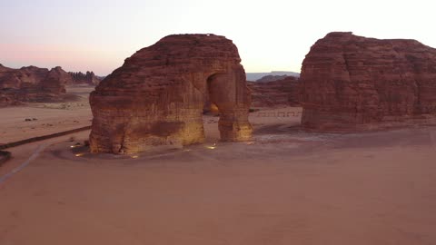 التشكيل والتكوين الصخري في مدينة العلا، منطقة صحراوية مشهورة، تصوير درون لصخرة الفيل في المملكة العربية السعودية، الحضارة القديمة والمعالم التاريخية الأثرية، القمم والمرتفعات الجبلية