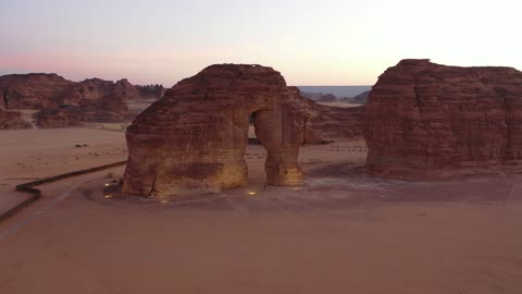 منطقة صحراوية مشهورة، تصوير درون لصخرة الفيل في المملكة العربية السعودية، الحضارة القديمة والمعالم التاريخية الأثرية، القمم والمرتفعات الجبلية، التشكيل والتكوين الصخري في مدينة العلا