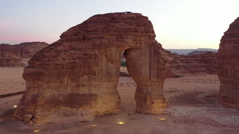 التشكيل والتكوين الصخري في مدينة العلا، منطقة صحراوية مشهورة، تصوير درون لصخرة الفيل في المملكة العربية السعودية، الحضارة القديمة والمعالم التاريخية الأثرية، القمم والمرتفعات الجبلية