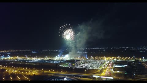 مظاهر الاحتفال والفرح، تصوير درون للمفرقعات والالعاب النارية في سماء مدينة تبوك في وقت الليل، حركة مرور السيارات في شوارع المدينة