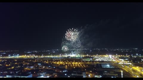 حركة مرور السيارات في شوارع المدينة، مظاهر الاحتفال والفرح، تصوير درون للمفرقعات والالعاب النارية في سماء مدينة تبوك في وقت الليل