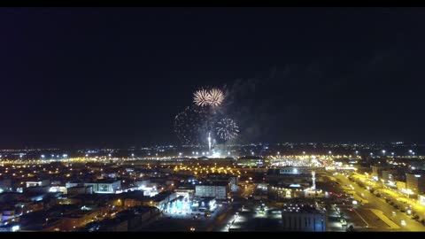 مظاهر الاحتفال والفرح، تصوير درون للمفرقعات والالعاب النارية في سماء مدينة تبوك في وقت الليل، حركة مرور السيارات في شوارع المدينة