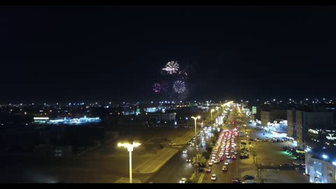 حركة مرور السيارات في شوارع المدينة، مظاهر الاحتفال والفرح، تصوير درون للمفرقعات والالعاب النارية في سماء مدينة تبوك في وقت الليل