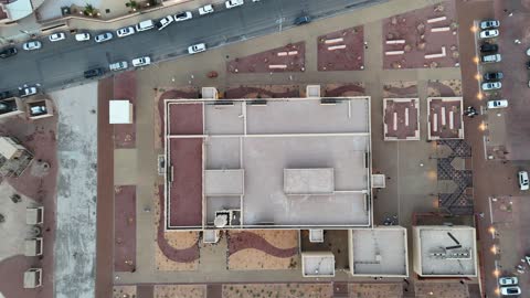 الاشجار والنبات الاخضر، الفن الهندسي المعماري على الطراز الاسلامي، منطقة سياحية مشهورة، الجبال والتكوينات الصخرية، مكان لاداء العبادة والتقرب الى الله تعالى، تصوير درون لمسجد اسلامي في محافظة العلا بالمملكة العربية السعودية