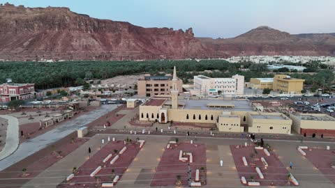 مكان لاداء العبادة والتقرب الى الله تعالى، تصوير درون لمسجد اسلامي في محافظة العلا بالمملكة العربية السعودية، الاشجار والنبات الاخضر، الجبال والتكوينات الصخرية، منطقة سياحية مشهورة