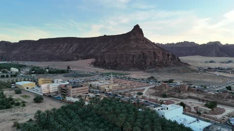 منطقة سياحية مشهورة، الجبال والتكوينات الصخرية، مكان لاداء العبادة والتقرب الى الله تعالى، تصوير درون لمسجد اسلامي في محافظة العلا بالمملكة العربية السعودية، الاشجار والنبات الاخضر