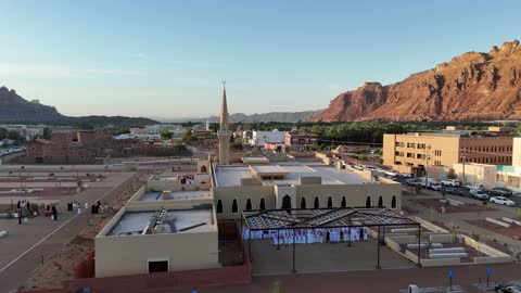 منطقة سياحية مشهورة، الجبال والتكوينات الصخرية، مكان لاداء العبادة والتقرب الى الله تعالى، تصوير درون لمسجد اسلامي في محافظة العلا بالمملكة العربية السعودية، الاشجار والنبات الاخضر