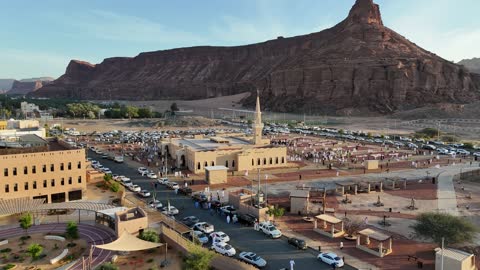 منطقة سياحية مشهورة، الجبال والتكوينات الصخرية، مكان لاداء العبادة والتقرب الى الله تعالى، تصوير درون لمسجد اسلامي في محافظة العلا بالمملكة العربية السعودية، الاشجار والنبات الاخضر