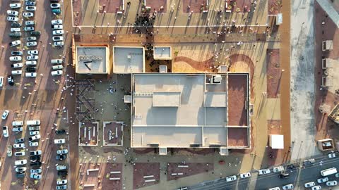 الاشجار والنبات الاخضر، الفن الهندسي المعماري على الطراز الاسلامي، منطقة سياحية مشهورة، الجبال والتكوينات الصخرية، مكان لاداء العبادة والتقرب الى الله تعالى، تصوير درون لمسجد اسلامي في محافظة العلا بالمملكة العربية السعودية