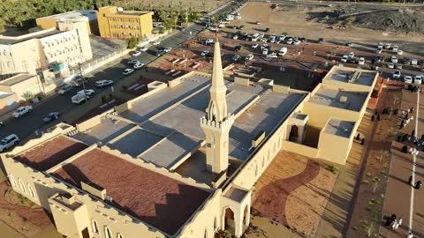 مكان لاداء العبادة والتقرب الى الله تعالى، تصوير درون لمسجد اسلامي في محافظة العلا بالمملكة العربية السعودية، الاشجار والنبات الاخضر، الجبال والتكوينات الصخرية، منطقة سياحية مشهورة