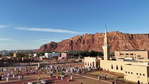 الجبال والتكوينات الصخرية، مكان لاداء العبادة والتقرب الى الله تعالى، تصوير درون لمسجد اسلامي في محافظة العلا بالمملكة العربية السعودية، الاشجار والنبات الاخضر، منطقة سياحية مشهورة