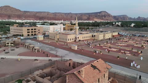 معلم ومكان لاداء العبادة والتقرب الى الله تعالى، الاشجار والنبات الاخضر، الفن الهندسي المعماري على الطراز الاسلامي، منطقة سياحية مشهورة، الجبال والتكوينات الصخرية، تصوير درون لمسجد اسلامي في محافظة العلا بالمملكة العربية السعودية
