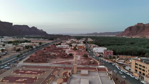 معلم ومكان لاداء العبادة والتقرب الى الله تعالى، الاشجار والنبات الاخضر، الفن الهندسي المعماري على الطراز الاسلامي، منطقة سياحية مشهورة، الجبال والتكوينات الصخرية، تصوير درون لمسجد اسلامي في محافظة العلا بالمملكة العربية السعودية