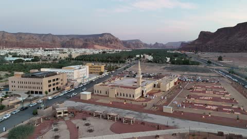 معلم ومكان لاداء العبادة والتقرب الى الله تعالى، الاشجار والنبات الاخضر، الفن الهندسي المعماري على الطراز الاسلامي، منطقة سياحية مشهورة، الجبال والتكوينات الصخرية، تصوير درون لمسجد اسلامي في محافظة العلا بالمملكة العربية السعودية