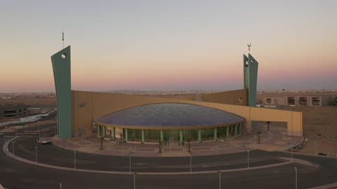 أكبر قبة في الشرك الاوسط، تحفة معمارية حديثة تقع في قلب المدينة الجامعية بتبوك، تصوير درون لجامع جامعة تبوك، المزج بين فن العمارة الحديثة والحضارة الإسلامية، مركز لعلم الدين الاسلامي