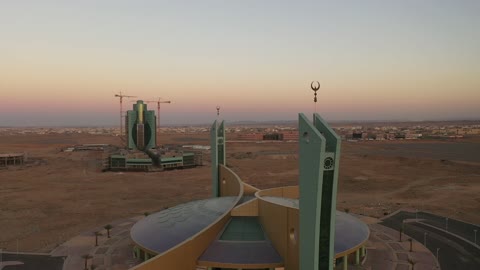 تحفة معمارية حديثة تقع في قلب المدينة الجامعية بتبوك، تصوير درون لجامع جامعة تبوك، المزج بين فن العمارة الحديثة والحضارة الإسلامية، أكبر قبة في الشرك الاوسط، مركز لعلم الدين الاسلامي