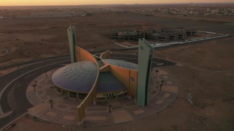 تحفة معمارية حديثة تقع في قلب المدينة الجامعية بتبوك، تصوير درون لجامع جامعة تبوك، المزج بين فن العمارة الحديثة والحضارة الإسلامية، أكبر قبة في الشرك الاوسط، مركز لعلم الدين الاسلامي