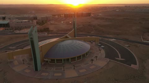 أكبر قبة في الشرك الاوسط، تحفة معمارية حديثة تقع في قلب المدينة الجامعية بتبوك، تصوير درون لجامع جامعة تبوك، المزج بين فن العمارة الحديثة والحضارة الإسلامية، مركز لعلم الدين الاسلامي