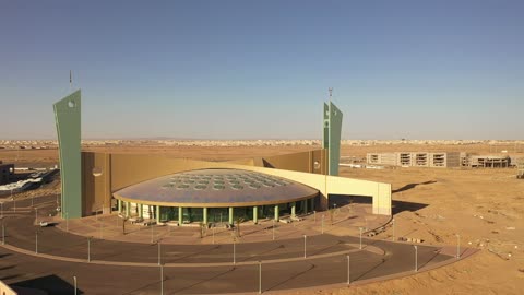 مركز لعلم الدين الاسلامي، أكبر قبة في الشرك الاوسط، تحفة معمارية حديثة تقع في قلب المدينة الجامعية بتبوك، تصوير درون لجامع جامعة تبوك، المزج بين فن العمارة الحديثة والحضارة الإسلامية