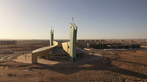 مركز لعلم الدين الاسلامي، أكبر قبة في الشرك الاوسط، تحفة معمارية حديثة تقع في قلب المدينة الجامعية بتبوك، تصوير درون لجامع جامعة تبوك، المزج بين فن العمارة الحديثة والحضارة الإسلامية