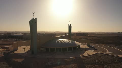 أكبر قبة في الشرك الاوسط، تحفة معمارية حديثة تقع في قلب المدينة الجامعية بتبوك، تصوير درون لجامع جامعة تبوك، المزج بين فن العمارة الحديثة والحضارة الإسلامية، مركز لعلم الدين الاسلامي