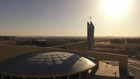 أكبر قبة في الشرك الاوسط، تحفة معمارية حديثة تقع في قلب المدينة الجامعية بتبوك، تصوير درون لجامع جامعة تبوك، المزج بين فن العمارة الحديثة والحضارة الإسلامية، مركز لعلم الدين الاسلامي