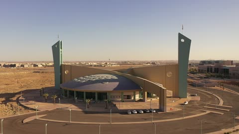 مركز لعلم الدين الاسلامي، أكبر قبة في الشرك الاوسط، تحفة معمارية حديثة تقع في قلب المدينة الجامعية بتبوك، تصوير درون لجامع جامعة تبوك، المزج بين فن العمارة الحديثة والحضارة الإسلامية