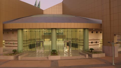 مركز لعلم الدين الاسلامي، أكبر قبة في الشرك الاوسط، تحفة معمارية حديثة تقع في قلب المدينة الجامعية بتبوك، تصوير درون لجامع جامعة تبوك، المزج بين فن العمارة الحديثة والحضارة الإسلامية