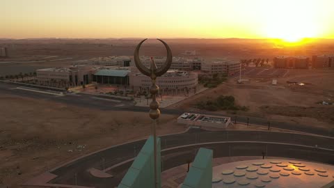 تحفة معمارية حديثة تقع في قلب المدينة الجامعية بتبوك، تصوير درون لجامع جامعة تبوك، المزج بين فن العمارة الحديثة والحضارة الإسلامية، أكبر قبة في الشرك الاوسط، مركز لعلم الدين الاسلامي