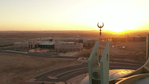 أكبر قبة في الشرك الاوسط، تحفة معمارية حديثة تقع في قلب المدينة الجامعية بتبوك، تصوير درون لجامع جامعة تبوك، المزج بين فن العمارة الحديثة والحضارة الإسلامية، مركز لعلم الدين الاسلامي