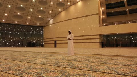 الاضاءة و الديكور الداخلي على الطراز الحديث لجامع جامعة تبوك،  المزج بين فن العمارة الحديثة والحضارة الإسلامية، مكان لأداء طلاب الجامعة العبادة والتقرب الى الله، مركز لعلم الدين الاسلامي، تحفة معمارية حديثة في قلب المدينة الجامعية بتبوك