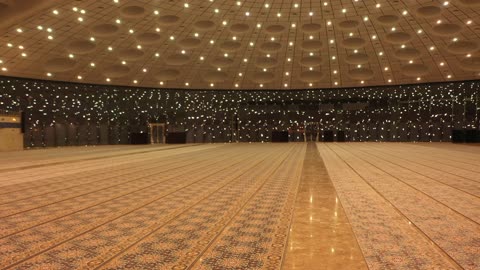 مكان لأداء العبادة والتقرب الى الله، مركز لعلم الدين الاسلامي،  تحفة معمارية حديثة في قلب المدينة الجامعية بتبوك، الديكور الداخلي لجامع جامعة تبوك، المزج بين فن العمارة الحديثة والحضارة الإسلامية