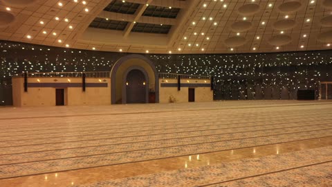 مكان لأداء العبادة والتقرب الى الله، مركز لعلم الدين الاسلامي،  تحفة معمارية حديثة في قلب المدينة الجامعية بتبوك، الديكور الداخلي لجامع جامعة تبوك، المزج بين فن العمارة الحديثة والحضارة الإسلامية