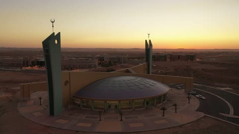 مركز لتقديم علم الدين الاسلامي، تصوير درون لجامع جامعة تبوك،  المزج بين فن العمارة الحديثة والحضارة الإسلامية، مكان لأداء طلاب الجامعة العبادة والتقرب الى الله، تحفة معمارية حديثة في قلب المدينة الجامعية بتبوك