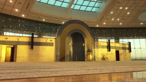 The blend of modern architecture and Islamic civilization, a place for worship and drawing closer to God, a center for Islamic religious knowledge, a modern architectural masterpiece in the heart of the university city of Tabuk, with lighting and interior decor in the modern style of the University of Tabuk Mosque.