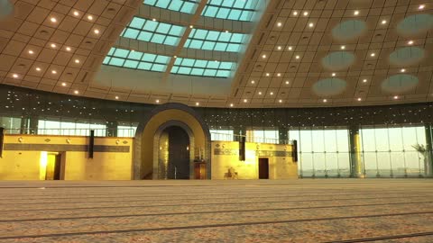 مكان لأداء العبادة والتقرب الى الله، مركز لعلم الدين الاسلامي،  تحفة معمارية حديثة في قلب المدينة الجامعية بتبوك، الديكور الداخلي لجامع جامعة تبوك، المزج بين فن العمارة الحديثة والحضارة الإسلامية