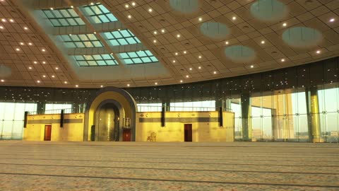 المزج بين فن العمارة الحديثة والحضارة الإسلامية، مكان لأداء العبادة والتقرب الى الله، مركز لعلم الدين الاسلامي، تحفة معمارية حديثة في قلب المدينة الجامعية بتبوك، الاضاءة و الديكور الداخلي على الطراز الحديث لجامع جامعة تبوك