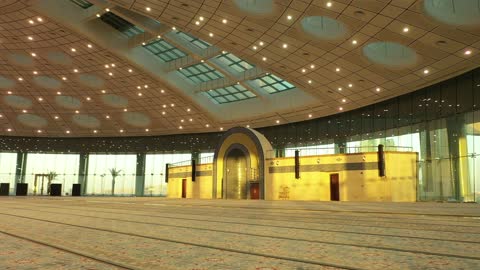 مكان لأداء العبادة والتقرب الى الله، مركز لعلم الدين الاسلامي،  تحفة معمارية حديثة في قلب المدينة الجامعية بتبوك، الديكور الداخلي لجامع جامعة تبوك، المزج بين فن العمارة الحديثة والحضارة الإسلامية