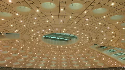 تقديم دروس ومحاضرات دينية، المزج بين فن العمارة الحديثة والحضارة الإسلامية، مكان لأداء طلاب الجامعة العبادة والتقرب الى الله، مركز لعلم الدين الاسلامي، تحفة معمارية حديثة في قلب المدينة الجامعية بتبوك، الاضاءة و الديكور الداخلي على الطراز الحديث لجامع جامعة تبوك