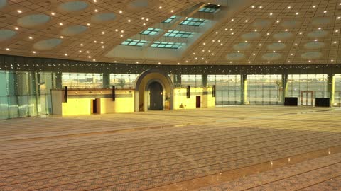 مكان لأداء العبادة والتقرب الى الله، مركز لعلم الدين الاسلامي،  تحفة معمارية حديثة في قلب المدينة الجامعية بتبوك، الديكور الداخلي لجامع جامعة تبوك، المزج بين فن العمارة الحديثة والحضارة الإسلامية