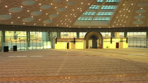 المزج بين فن العمارة الحديثة والحضارة الإسلامية، مكان لأداء العبادة والتقرب الى الله، مركز لعلم الدين الاسلامي، تحفة معمارية حديثة في قلب المدينة الجامعية بتبوك، الاضاءة و الديكور الداخلي على الطراز الحديث لجامع جامعة تبوك