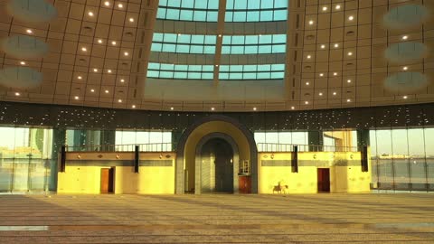 الاضاءة و الديكور الداخلي على الطراز الحديث لجامع جامعة تبوك،  المزج بين فن العمارة الحديثة والحضارة الإسلامية، مكان لأداء طلاب الجامعة العبادة والتقرب الى الله، مركز لعلم الدين الاسلامي، تحفة معمارية حديثة في قلب المدينة الجامعية بتبوك