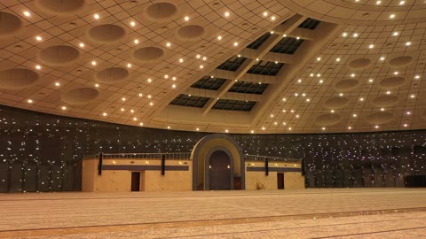 المزج بين فن العمارة الحديثة والحضارة الإسلامية، مكان لأداء العبادة والتقرب الى الله، مركز لعلم الدين الاسلامي، تحفة معمارية حديثة في قلب المدينة الجامعية بتبوك، الاضاءة و الديكور الداخلي على الطراز الحديث لجامع جامعة تبوك