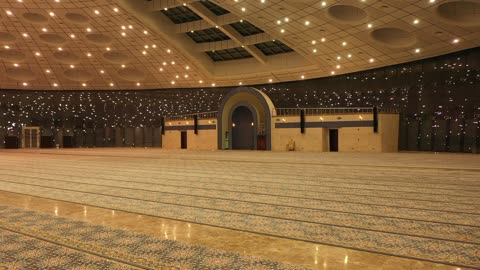 مكان لأداء العبادة والتقرب الى الله، مركز لعلم الدين الاسلامي،  تحفة معمارية حديثة في قلب المدينة الجامعية بتبوك، الديكور الداخلي لجامع جامعة تبوك، المزج بين فن العمارة الحديثة والحضارة الإسلامية