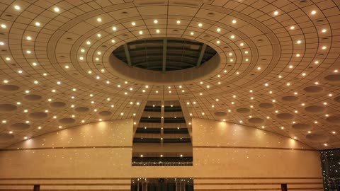 المزج بين فن العمارة الحديثة والحضارة الإسلامية، مكان لأداء العبادة والتقرب الى الله، مركز لعلم الدين الاسلامي، تحفة معمارية حديثة في قلب المدينة الجامعية بتبوك، الاضاءة و الديكور الداخلي على الطراز الحديث لجامع جامعة تبوك