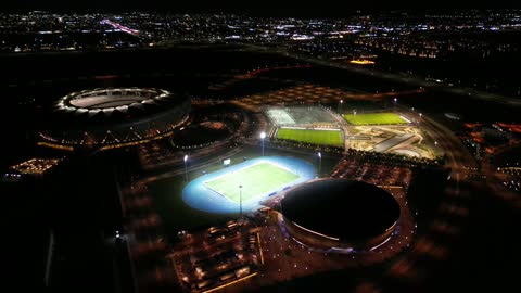 الفن الهندسي المعماري على الطراز الحديث، وجهة رياضية عالمية لاستضافة كأس العالم، الاهتمام بالرياضة والنشاط الترفيهي المسلي, تصوير درون لملعب الجوهرة في مدينة الملك عبدالله الرياضية في جدة في وقت الليل