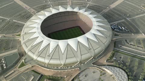 وجهة رياضية عالمية لاستضافة كأس العالم، الاهتمام بالرياضة والنشاط الترفيهي المسلي, تصوير درون لملعب الجوهرة في مدينة الملك عبدالله الرياضية في جدة, الفن الهندسي المعماري على الطراز الحديث