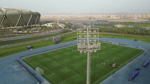 الفن الهندسي المعماري على الطراز الحديث، وجهة رياضية عالمية لاستضافة كأس العالم، الاهتمام بالرياضة والنشاط الترفيهي المسلي, تصوير درون لملعب الجوهرة في مدينة الملك عبدالله الرياضية في جدة