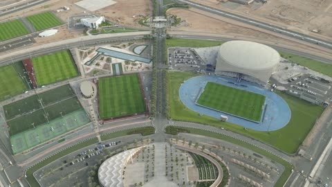 الفن الهندسي المعماري على الطراز الحديث، وجهة رياضية عالمية لاستضافة كأس العالم، الاهتمام بالرياضة والنشاط الترفيهي المسلي, تصوير درون لملعب الجوهرة في مدينة الملك عبدالله الرياضية في جدة