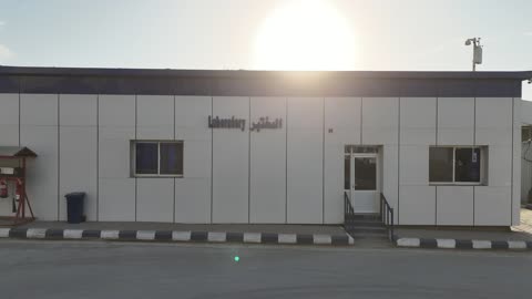 المختبرفي محطة الخرسانة، إنتاج الخرسانة لمشاريع البناء والهندسة المدنية ، مصنع متخصص في أعمال الخرسانة الجاهزة والأساسات الميكانيكية ، خلط مكونات الخرسانة ، عجينة اسمنتية للبناء والانشاء ، أكوام كبيرة من المواد الخام الحصى